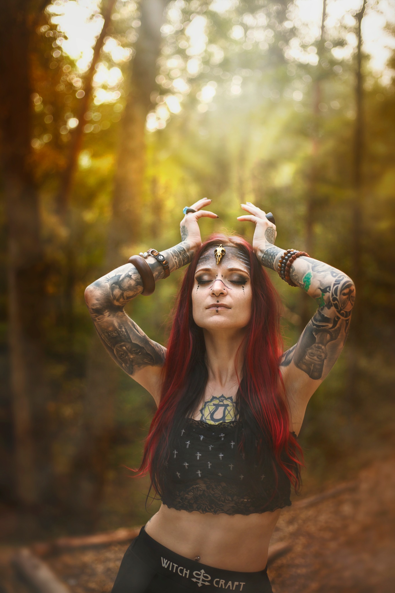 korunovani zeny v lese tribal